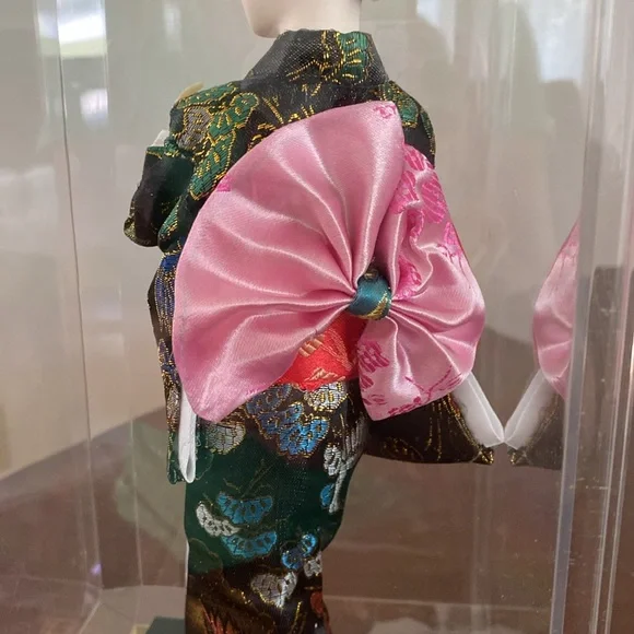 Elegant Japanese Geisha Doll in Display Case - Picture 7 of 13